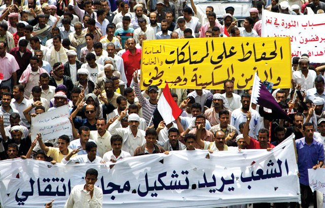 "شباب الثورة يطالبون بمجلس انتقالي خلال مظاهرة في تعز (رويترز)"