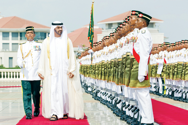 "محمد بن زايد يستعرض حرس الشرف"