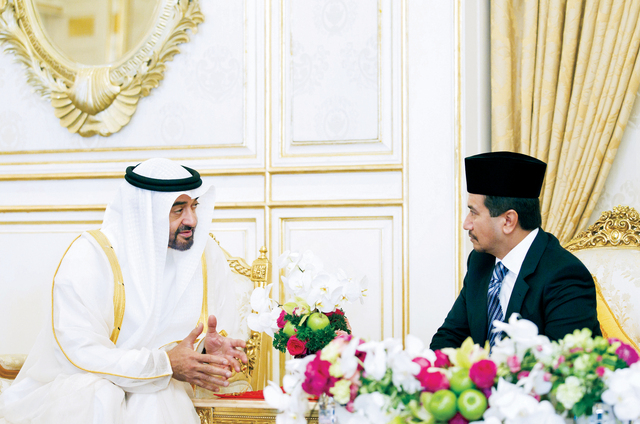 "محمد بن زايد يتحدث مع ملك ماليزيا"