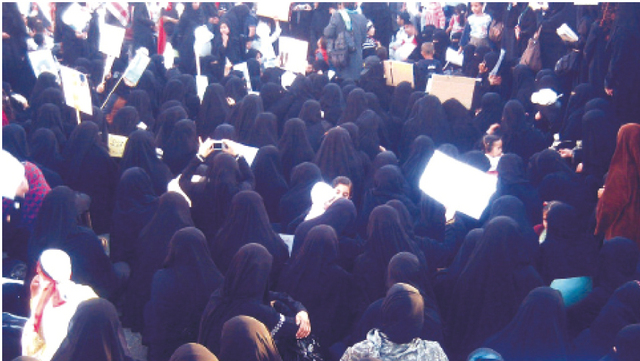 "المرأة اليمنية حاضرة رغم محاصرتها بقيود العادات"