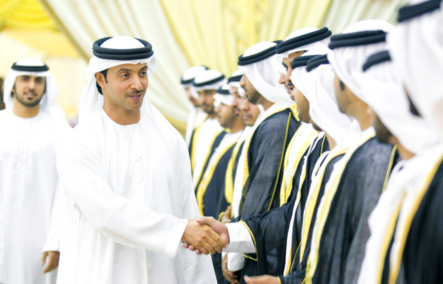 "وسموه يصافح العرسان ويهنئهم"