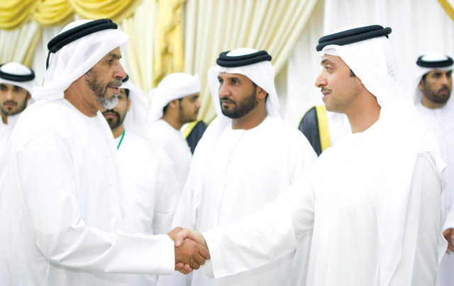 "هزاع بن زايد يصافح احد المواطنين"