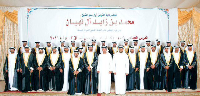 "هزاع بن زايد وسلطان القاسمي يتوسطان العرسان"