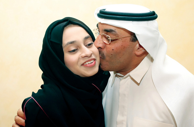 "ميثة جاسم محمد تتلقى قبلة من والدها"