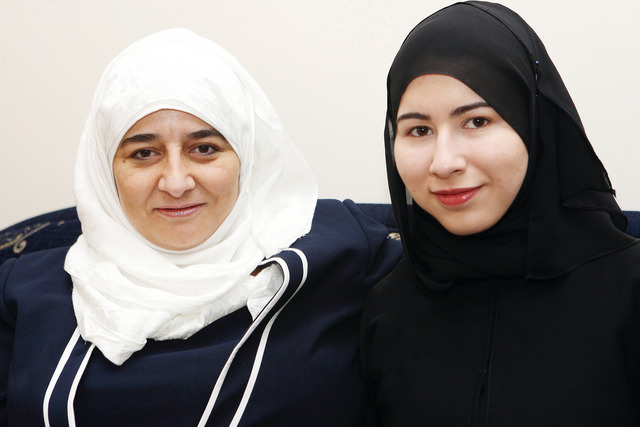 "لميس بلال ووالدتها"