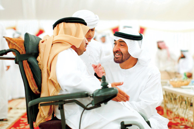 "محمد بن زايد في حوار مع أحد حضور الحفل"