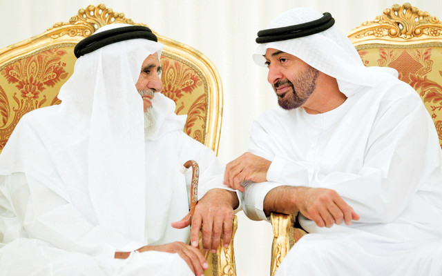 "محمد بن زايد في حوار مع أحد حضور الحفل"