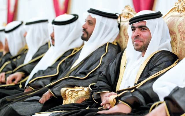"الابتسامة تعلو وجوه العرسان"