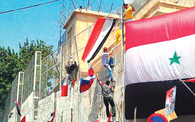 "المهاجمون الموالون للنظام السوري يحاولون اقتحام أسوار السفارة الأميركية (أ.ف.ب)"