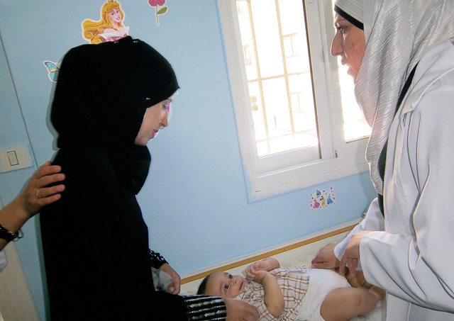 "تقديم خدمات التطعيم للأطفال"