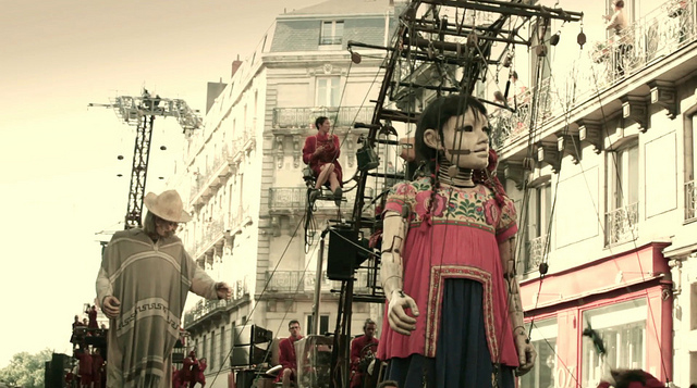 بالفيديو ... دمى عملاقة تجتاح شوارع فرنسا