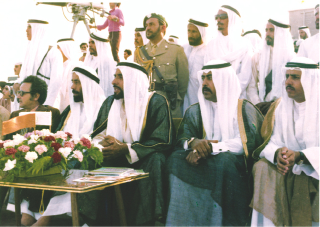 "المغفور له زايد بن سلطان يشاهد إحدى المنافسات وبجواره المرحوم فهد الأحمد وراشد بن حميد"