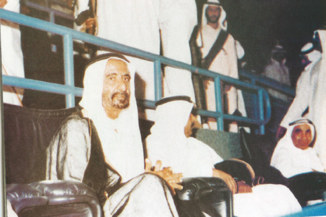 "المغفور له راشد بن سعيد وبجواره حمدان بن راشد خلال افتتاح ستاد آل مكتوم بنادي النصر"