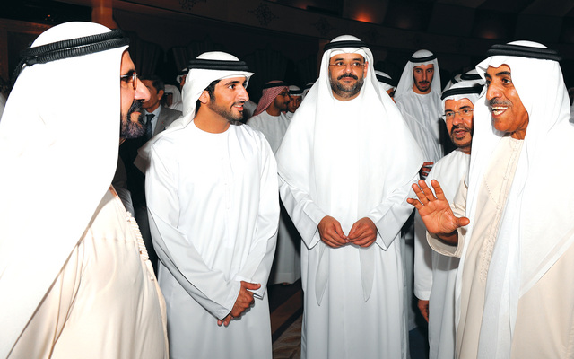 "محمد بن راشد يتجاذب الحديث مع حمدان بن محمد وسلطان بن محمد وعدد من المواطنين بحضور خلفان الرومي"