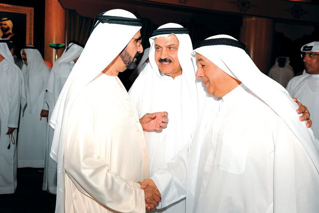 ".. وسموه يتلقى التهنئة من احد الفعاليات الاقتصادية بحضور عبدالله عمران"
