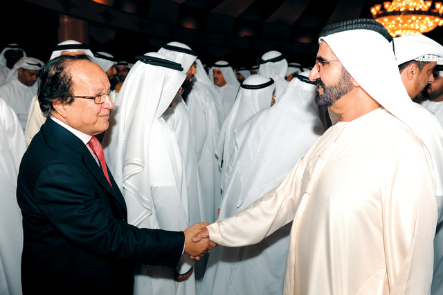 ".. وسموه يتلقى التهنئة من عبدالله صالح"