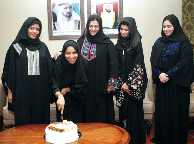 "مديحة تقطع كيكة الحفل"