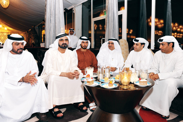 "محمد بن راشد اثناء لقائه رجال الاعلام بحضور ماجد بن محمد وحمدان بن مبارك وظاعن شاهين وسامي الريامي وعبد الحميد احمد"