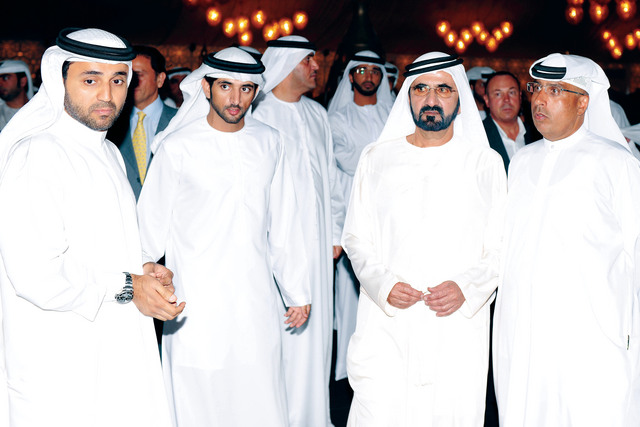 "محمد بن راشد لدى لقائه الاعلاميين وممثلي وسائل الاعلام المحلية بحضور حمدان بن محمد واحمد الشيخ وخليفة سليمان"