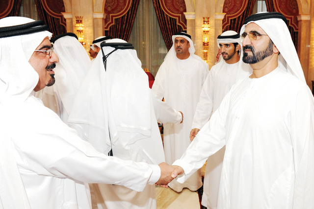 "محمد بن راشد يصافح المحامين والمحاميات بحضور حمدان بن محمد"