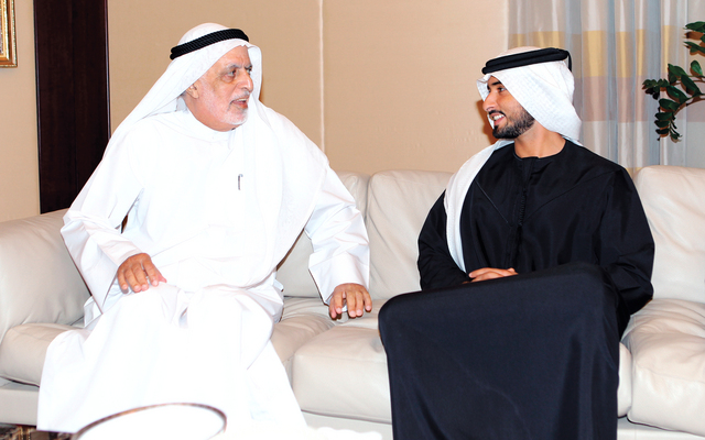 "ماجد بن محمد في حديث مع عبدالله الغرير خلال زيارة مجلسه الرمضاني"