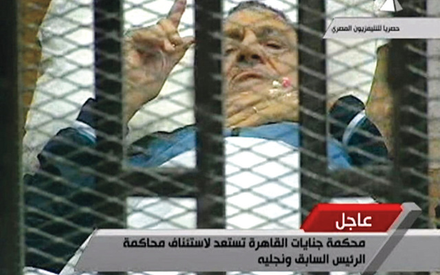 "صورة لمبارك داخل قفص الاتهام ( ا.ب )"