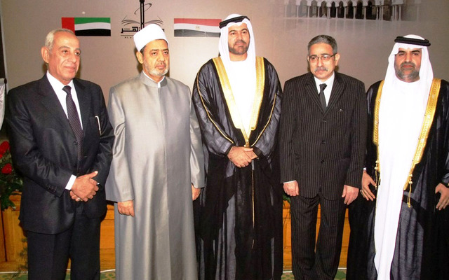 "الإمام الأكبر والقرقاوي يتوسطان وزير الثقافة المصري وجمال بن حويرب ومهدي شلتوت (البيان)"