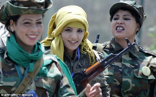 "نسرين تتوسط زميلاتها الجنديات"