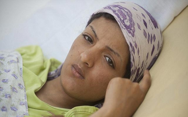 "نسرين على سرير مستشفى معيتيقة العسكري بطرابلس"