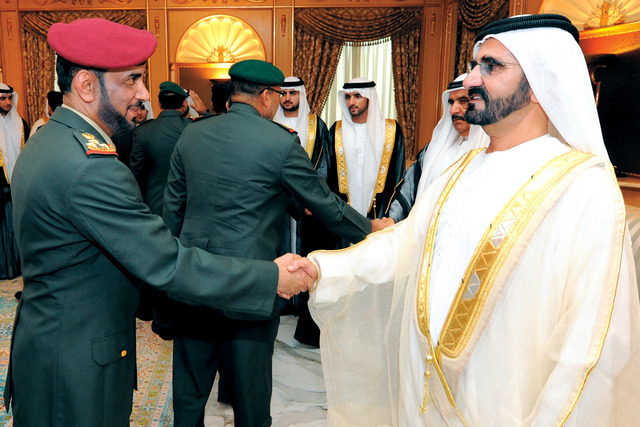 "محمد بن راشد يصافح المهنئين بالعيد بحضور حمدان بن محمد وحمدان بن راشد ومكتوم بن محمد"