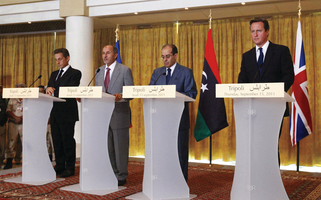 كاميرون وساركوزي يتعهدان بتقديم القذافي للعدالة