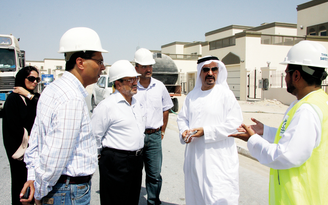 "علي لوتاه يطمئن على سير أعمال البناء من مهندسي شركة الشعفار خلال زيارته الأسبوعية للموقع."