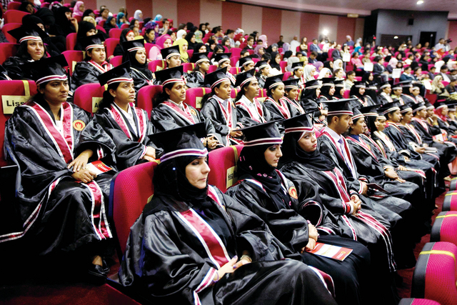 "جانب من الطالبات الخريجات"