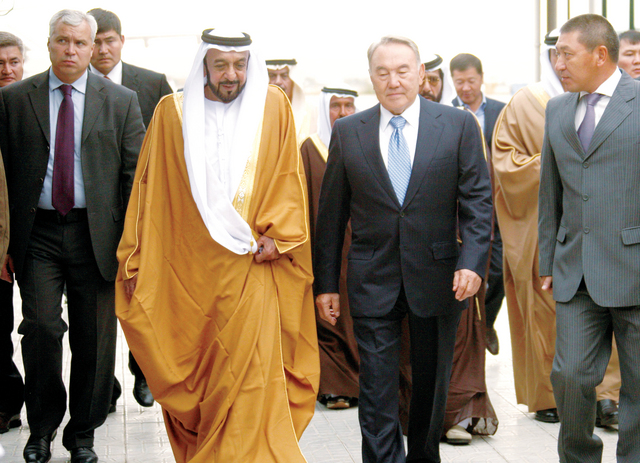 "خليفة لدى وصوله كازاخستان وفي استقباله نور سلطان نزار باييف"