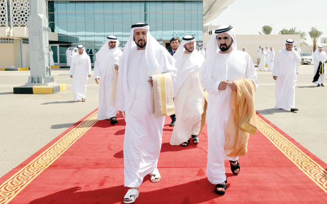 "خليفة لدى مغادرته البلاد وفي مقدمة مودعيه محمد بن راشد وسلطان ومحمد بن زايد"