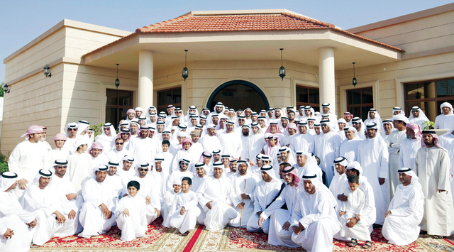 "محمد بن زايد في لقطة جماعية مع عدد من المواطنين المدعوين"
