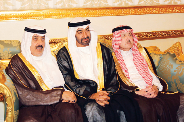 "محمد بن زايد يتوسط الأميرين صطام ومتعب"