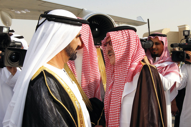 "محمد بن راشد لدى وصوله إلى المطار لتقديم العزاء"