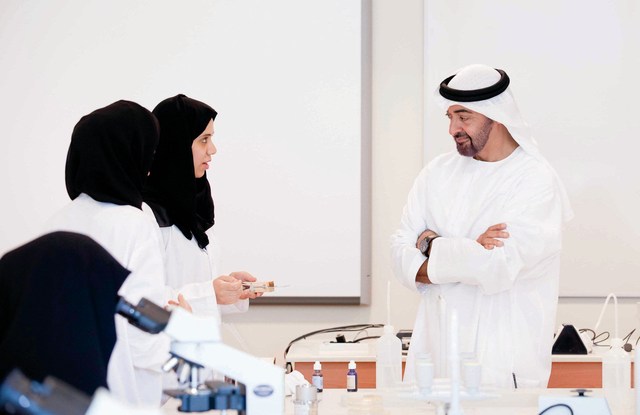 "وسموه يستمع إلى شرح حول أنشطة الطالبات العلمية"