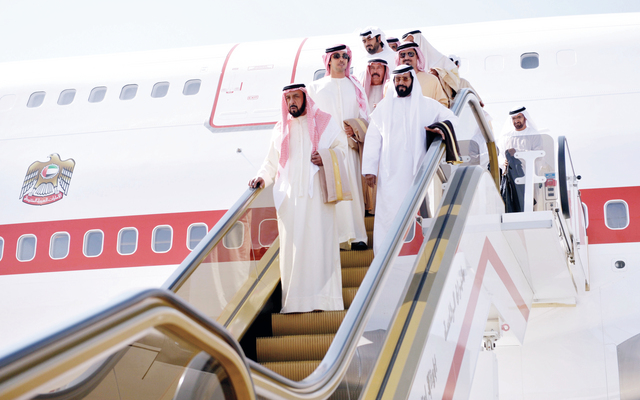 "خليفة بن زايد لدى وصوله أرض الوطن وفي الصورة طحنون بن محمد ومنصور بن زايد"