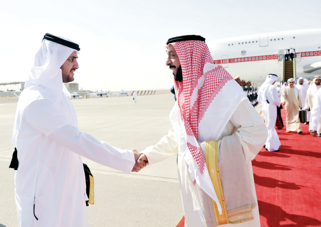 "وسموه يصافح مكتوم بن محمد"