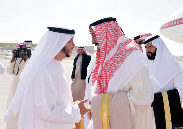 "خليفة وفي استقباله سلطان بن زايد بحضور طحنون بن محمد"