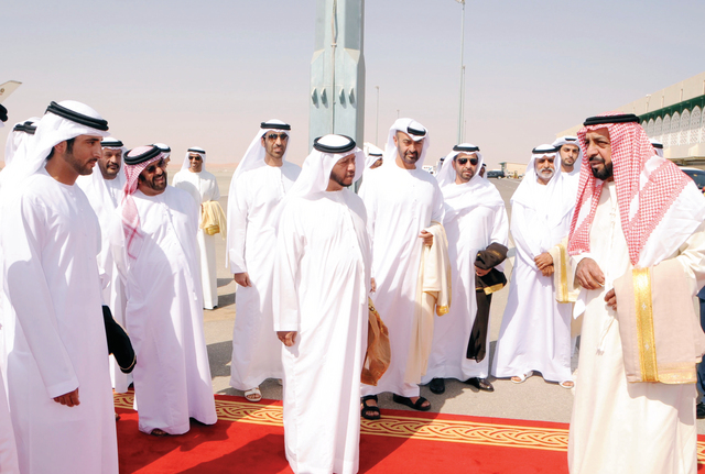 "خليفة وفي استقباله سلطان ومحمد بن زايد وحمدان بن محمد وحمدان وسعيد بن زايد ونهيان بن مبارك وسيف بن محمد"