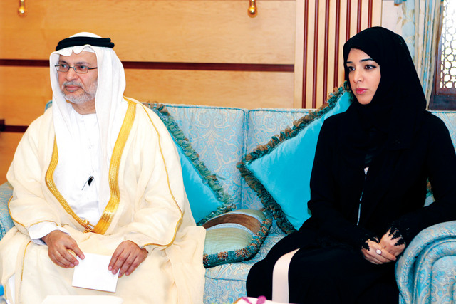 "أنور قرقاش وريم الهاشمي خلال اللقاء"