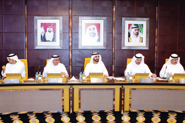 "محمد بن راشد خلال ترؤسه اجتماع مجلس الوزراء بحضور سيف ومنصور وعبدالله بن زايد ومحمد القرقاوي"