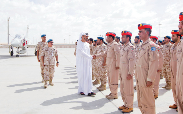 "محمد بن زايد يصافح نسور الإمارات"