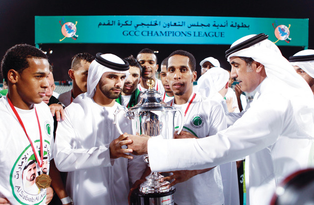 "منصور بن محمد يتوج الشباب بكأس البطولة بحضور الرميثي"