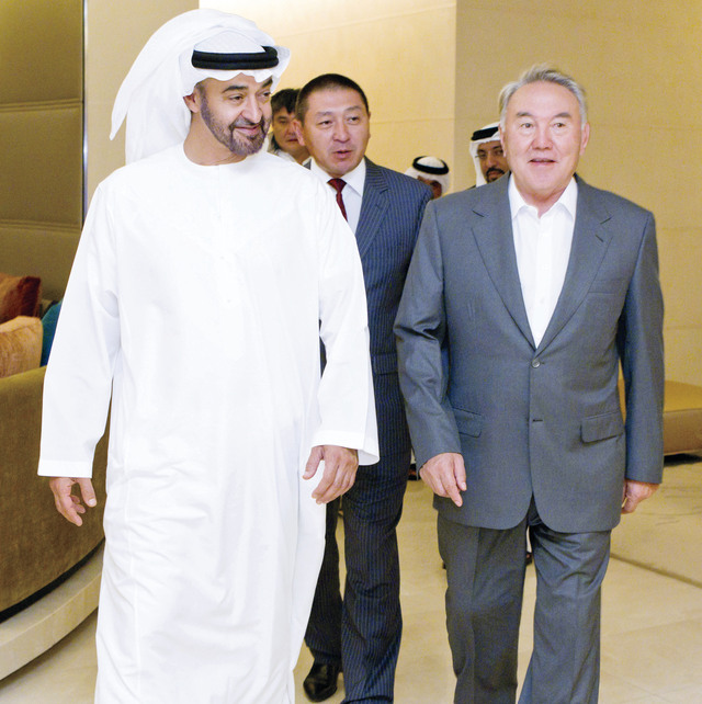 "محمد بن زايد يستقبل الرئيس الكازاخستاني"