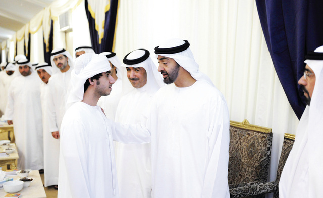 "محمد بن زايد يعزي نجل الفقيد وأسرته"
