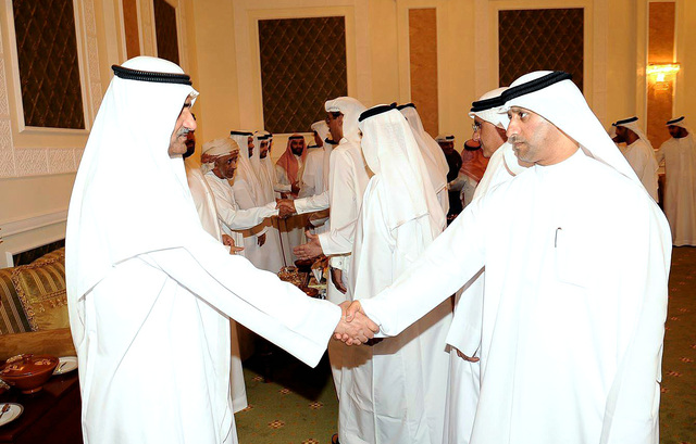 "وسموه يتبادل تهاني العيد مع الحضور"